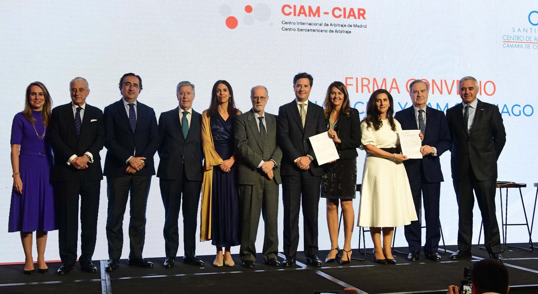 Firma del convenio entre el CIAM-CIAR y el CAM de Santiago