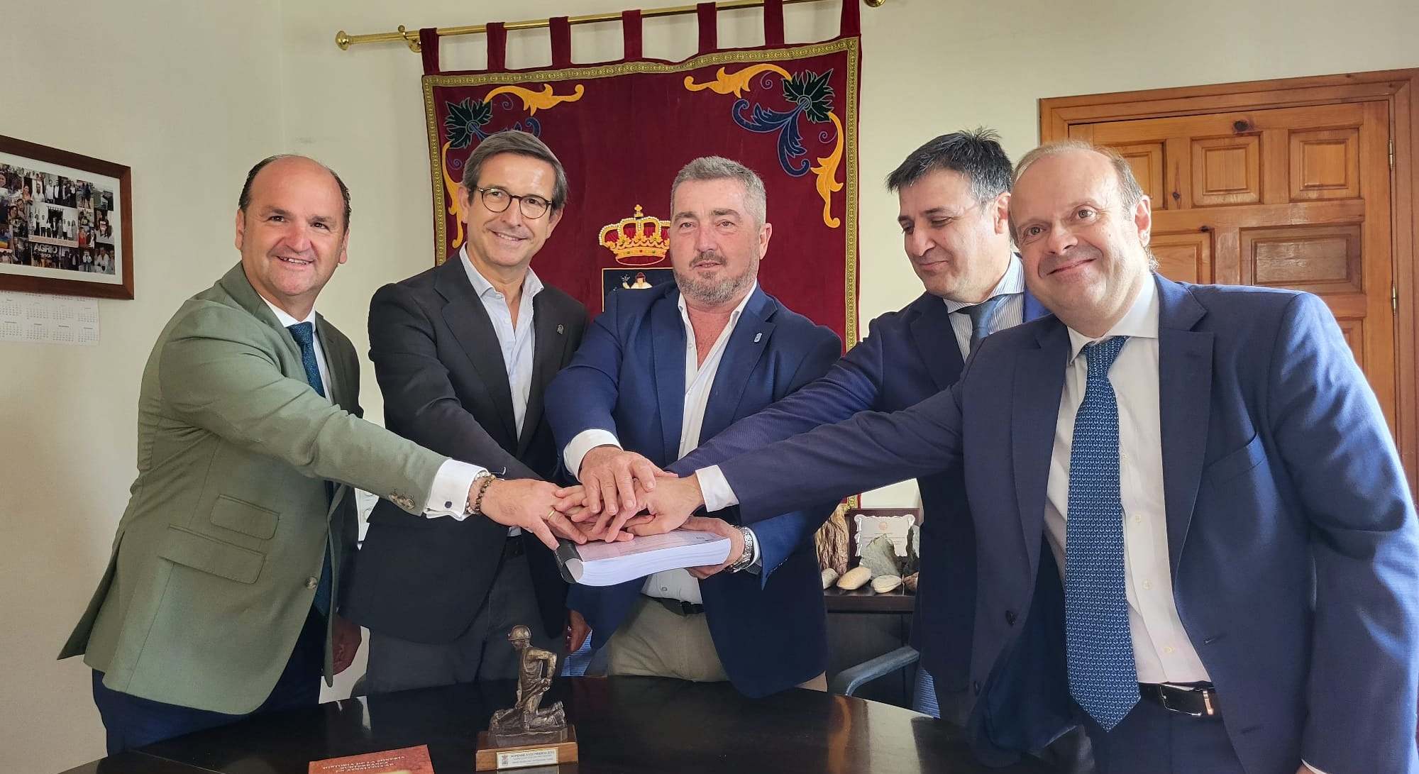 El consejero Paradela y responsables de la Consejería con el alcalde de Aznalcóllar.